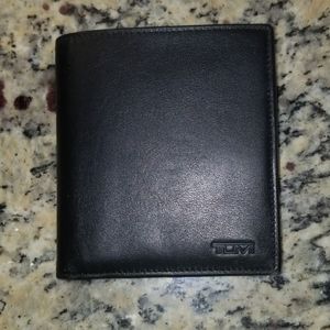 Men's XL Tumi trifold wallet with change pouch
